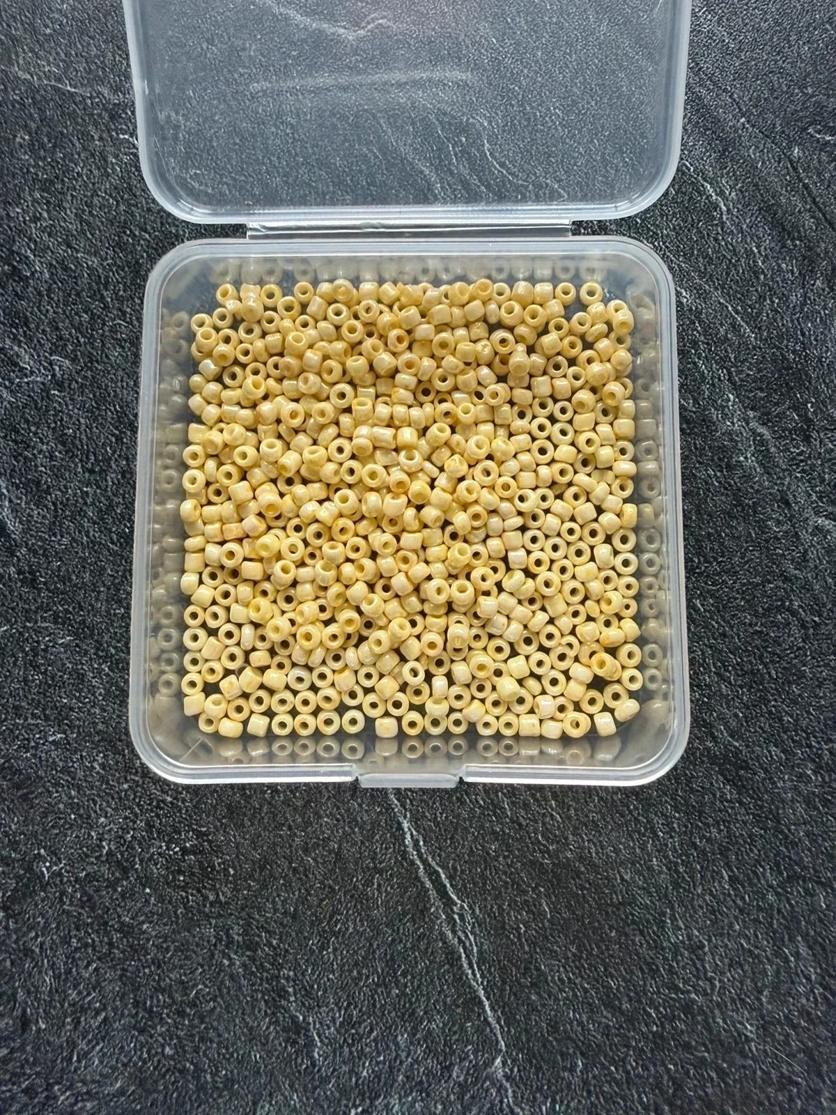 Perle de rocaille vanille / jaune crème nacré LCP6